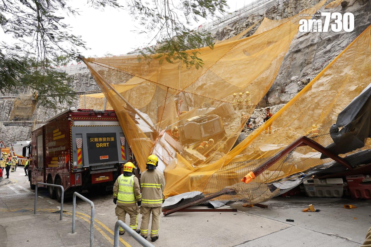 藍田康華苑對開連德道斜坡工地意外,垃圾車內一名乘客被夾車內,消防員正在場拯救。(林俊源攝)