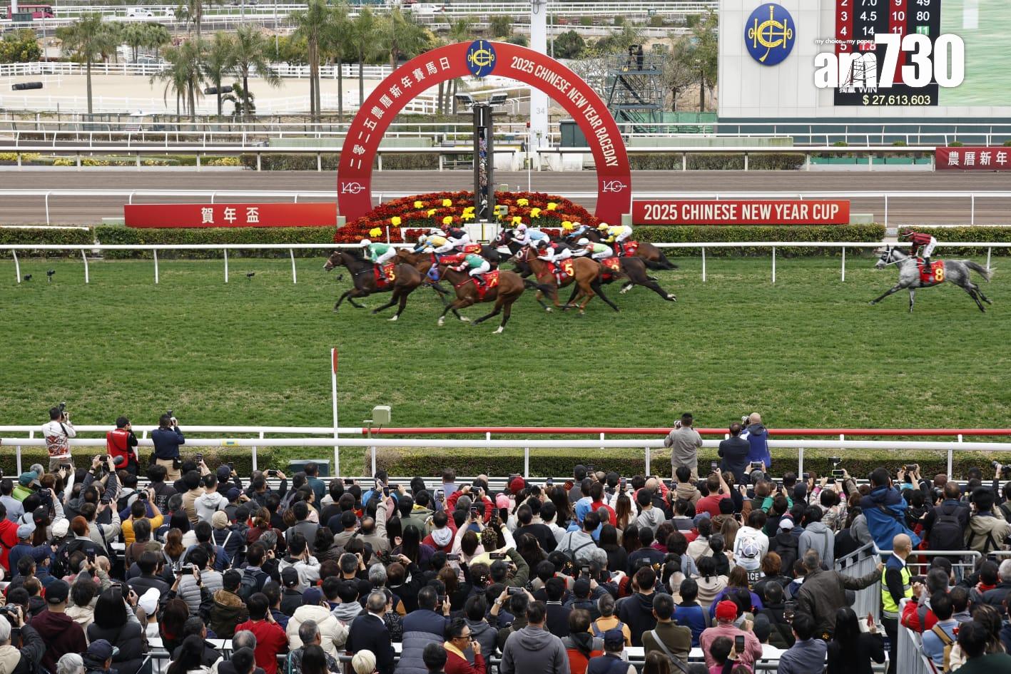 大年初三,沙田馬場迎來了一年一度的農曆新年賽馬日,吸引眾多市民和遊客到場參與。(林俊源攝)
