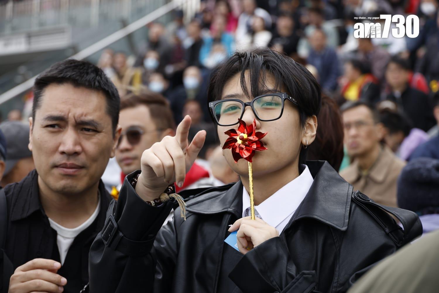 大年初三,沙田馬場迎來了一年一度的農曆新年賽馬日,吸引眾多市民和遊客到場參與。(林俊源攝)