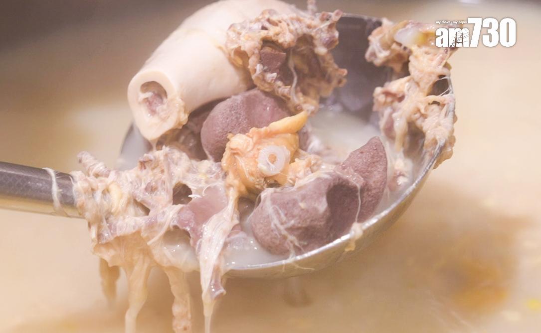 每日熬一鍋奶白高湯,落足9隻雞、15磅豬筒骨、雞腳煲到碎裂,更入味。