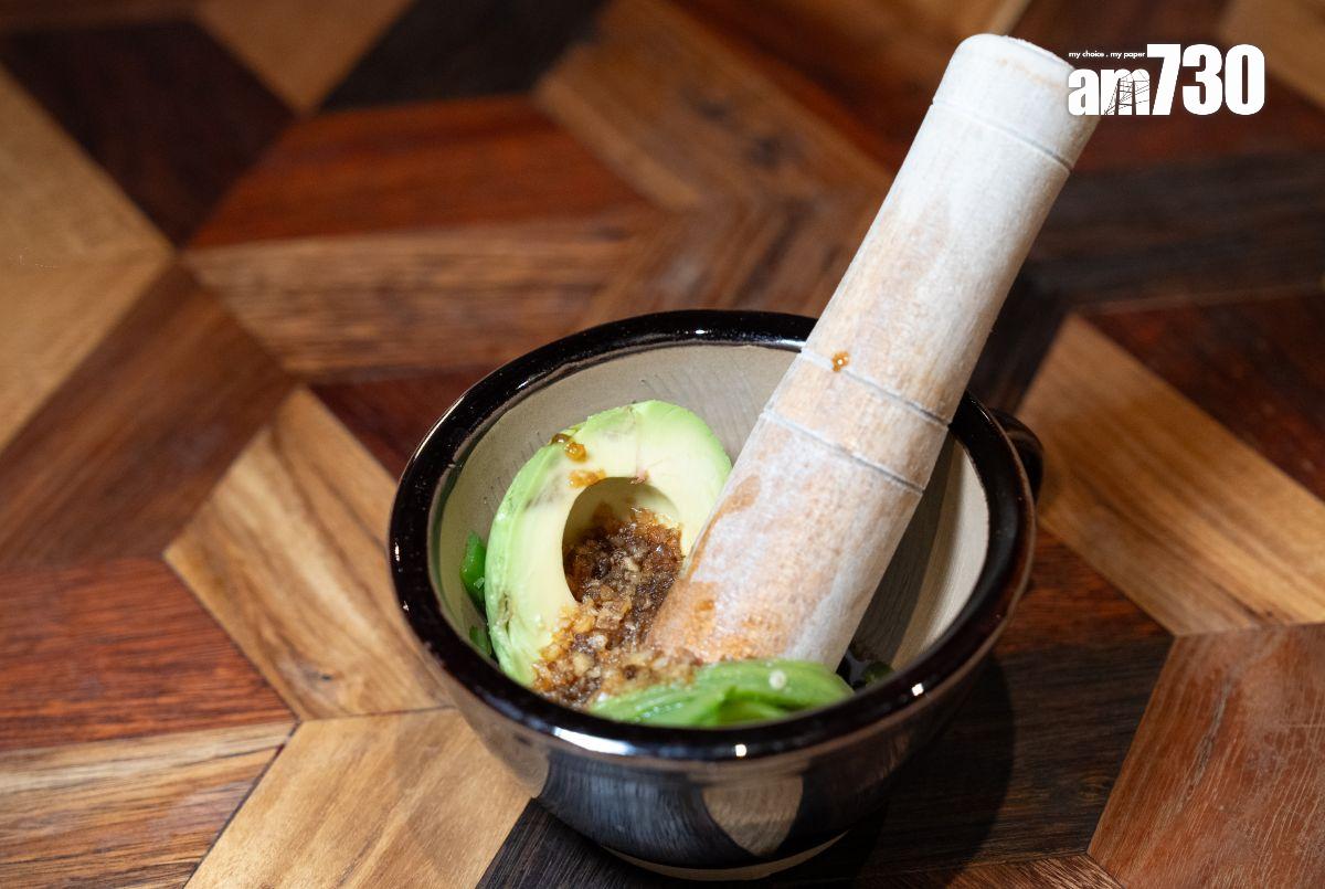 擂椒牛油果(套餐加$3) 用木盅把牛油果及青辣椒搗碎,兩者拌勻佐麵吃,份外甘香可口。