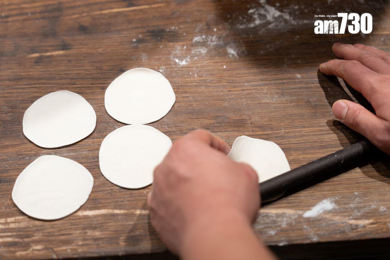 師傅選取高筋麵粉搓揉小籠包皮,取其煙韌、具麥香。