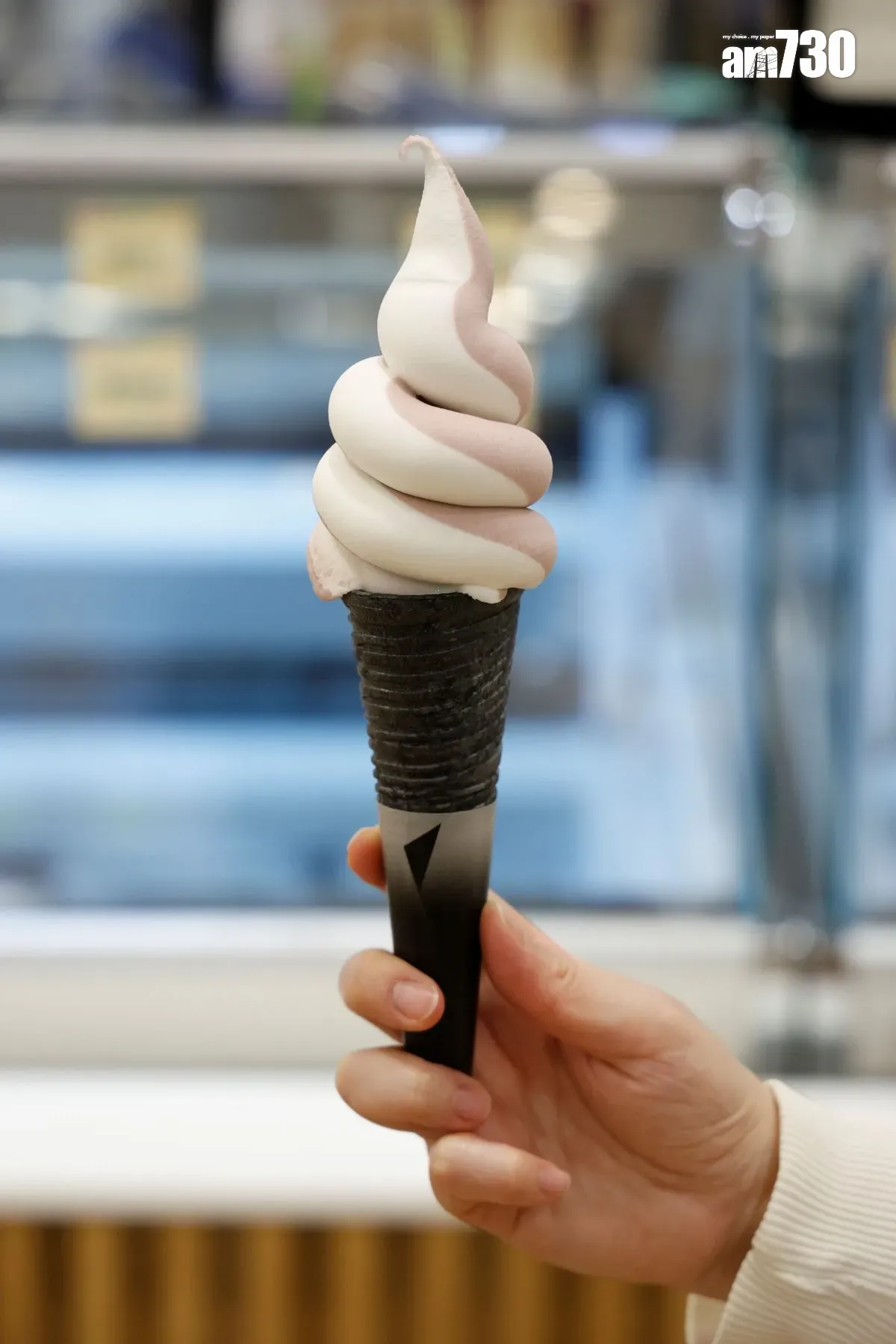 時令軟雪糕$32 星期一至五供應巨峰提子及乳酪軟雪糕,巨峰提子味似平時飲果汁那種風味,乳酪酸味微酸,軟雪糕入口綿滑。 (林俊源攝)