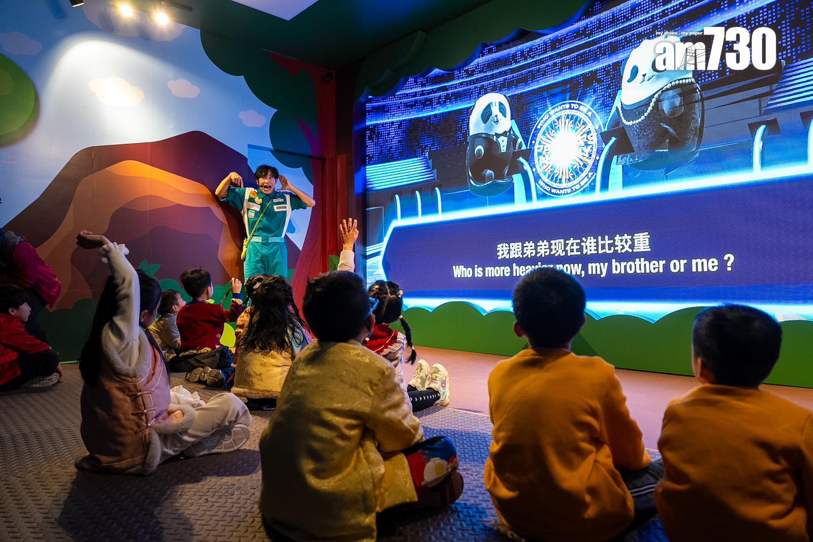 海洋公園由年初一起開放全新活動「大熊貓雙星道」互動劇場,遊人可透過螢幕與大熊貓「家姐」和「細佬」一同互動。(林靄怡攝)