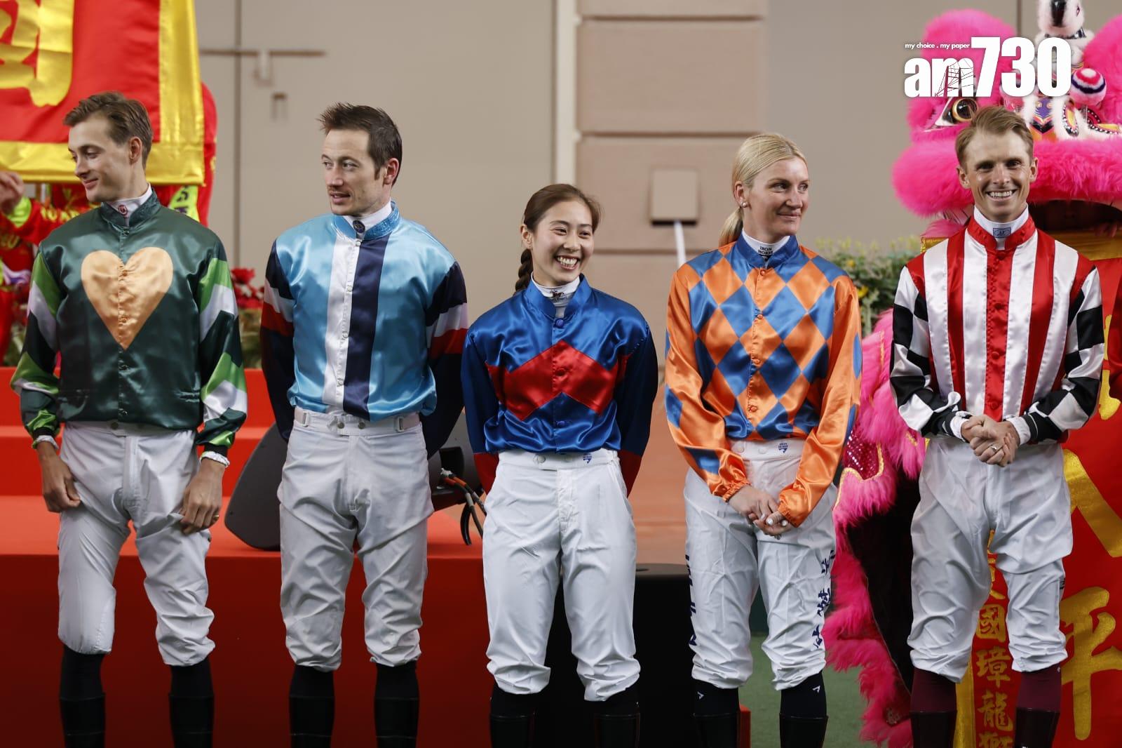 農曆新年賽馬日由財政司司長陳茂波等主持開幕典禮,並聯同馬會高層為醒獅點睛,騎師們也向觀眾拜年。(林俊源攝)