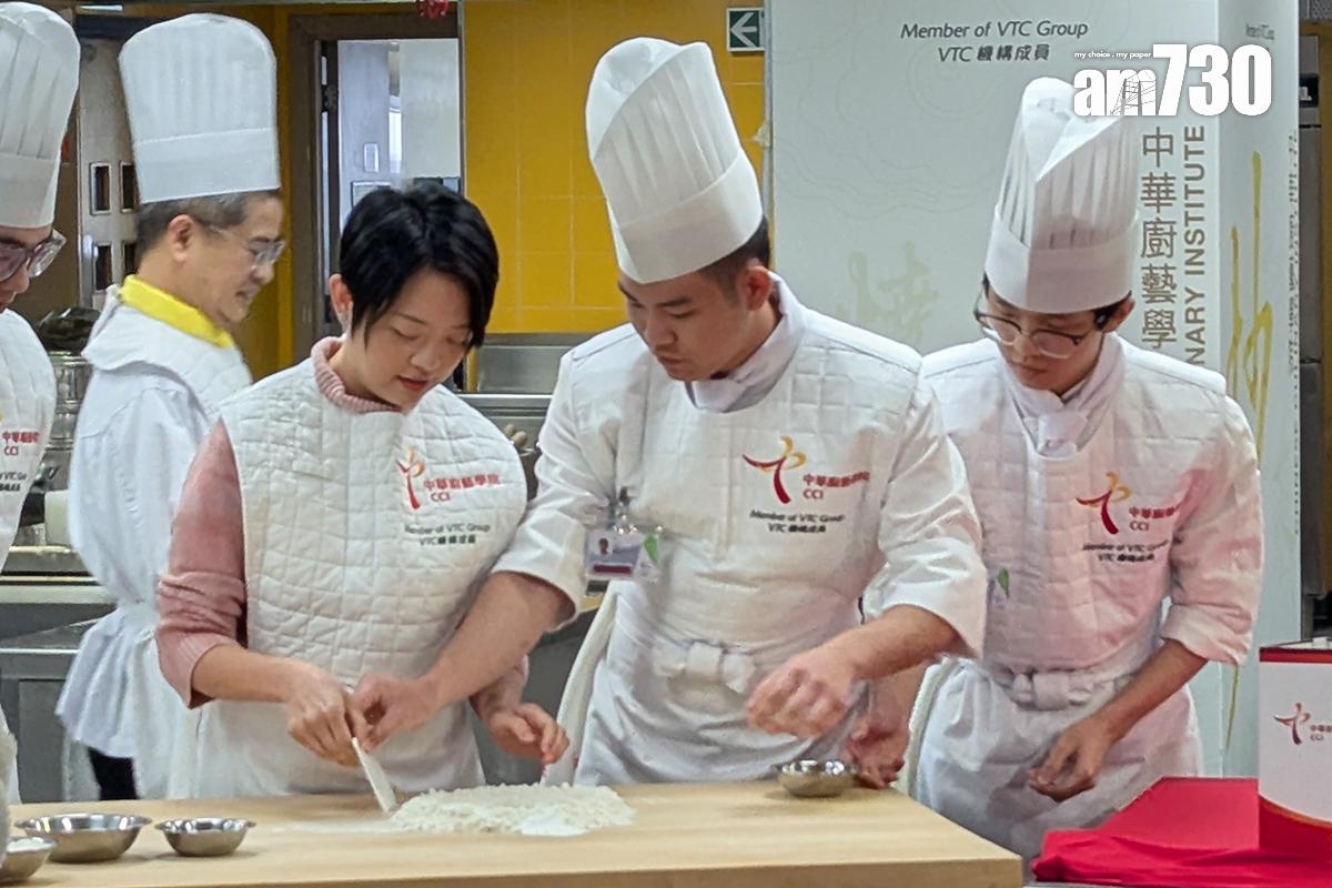 蕭嘉怡(左)負責將麵粉同其他材料搓成麵團。(羅庸軒攝)