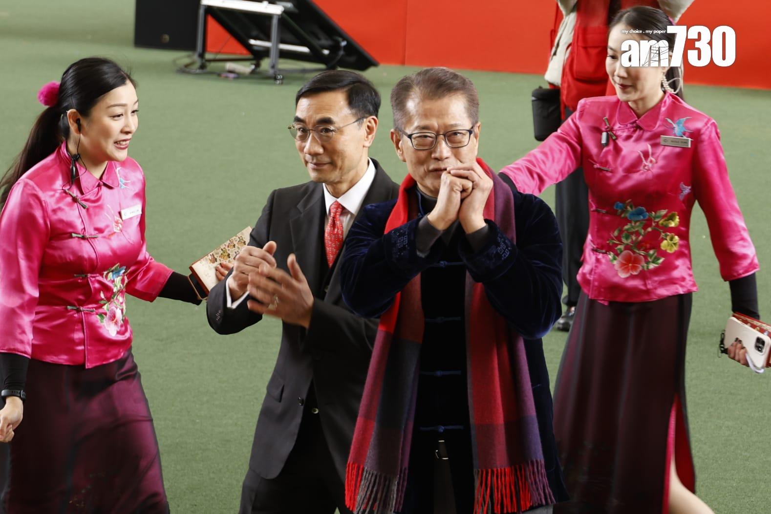 財政司司長陳茂波親臨馬場,向現場觀眾拜年。(林俊源攝)