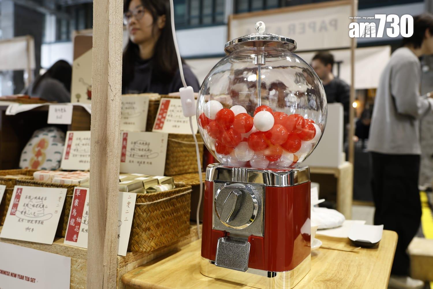 扭蛋遊戲$30/次,有機會抽中優惠券。 (想爺爺了)