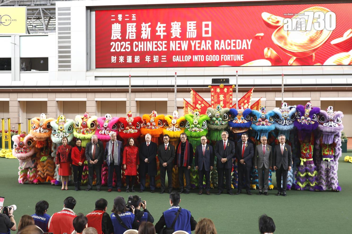 農曆新年賽馬日由財政司司長陳茂波等主持開幕典禮,並聯同馬會高層為醒獅點睛,騎師們也向觀眾拜年。(林俊源攝)