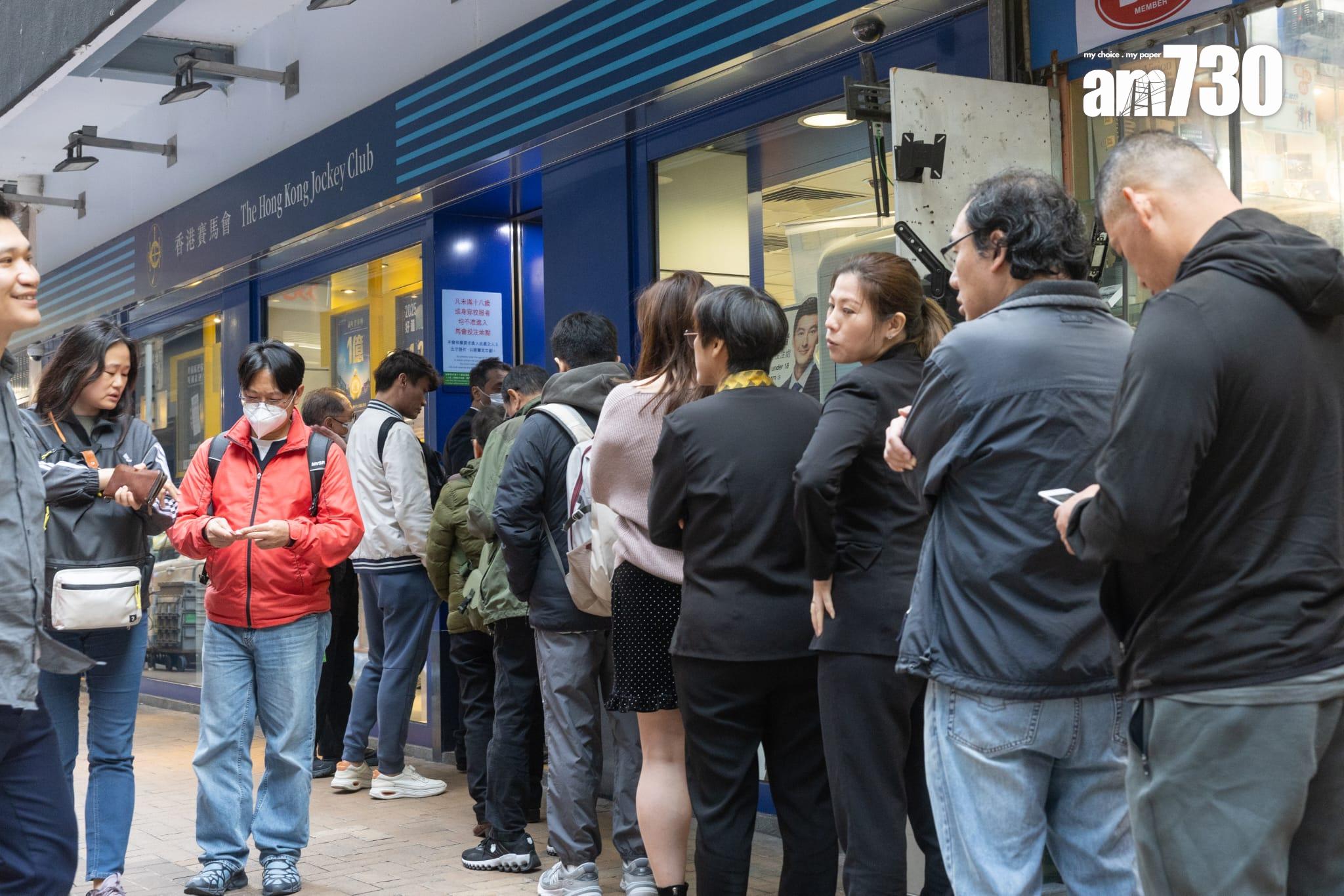 在灣仔一間投注站,排隊人龍更延伸到站外。(蘇文傑攝)