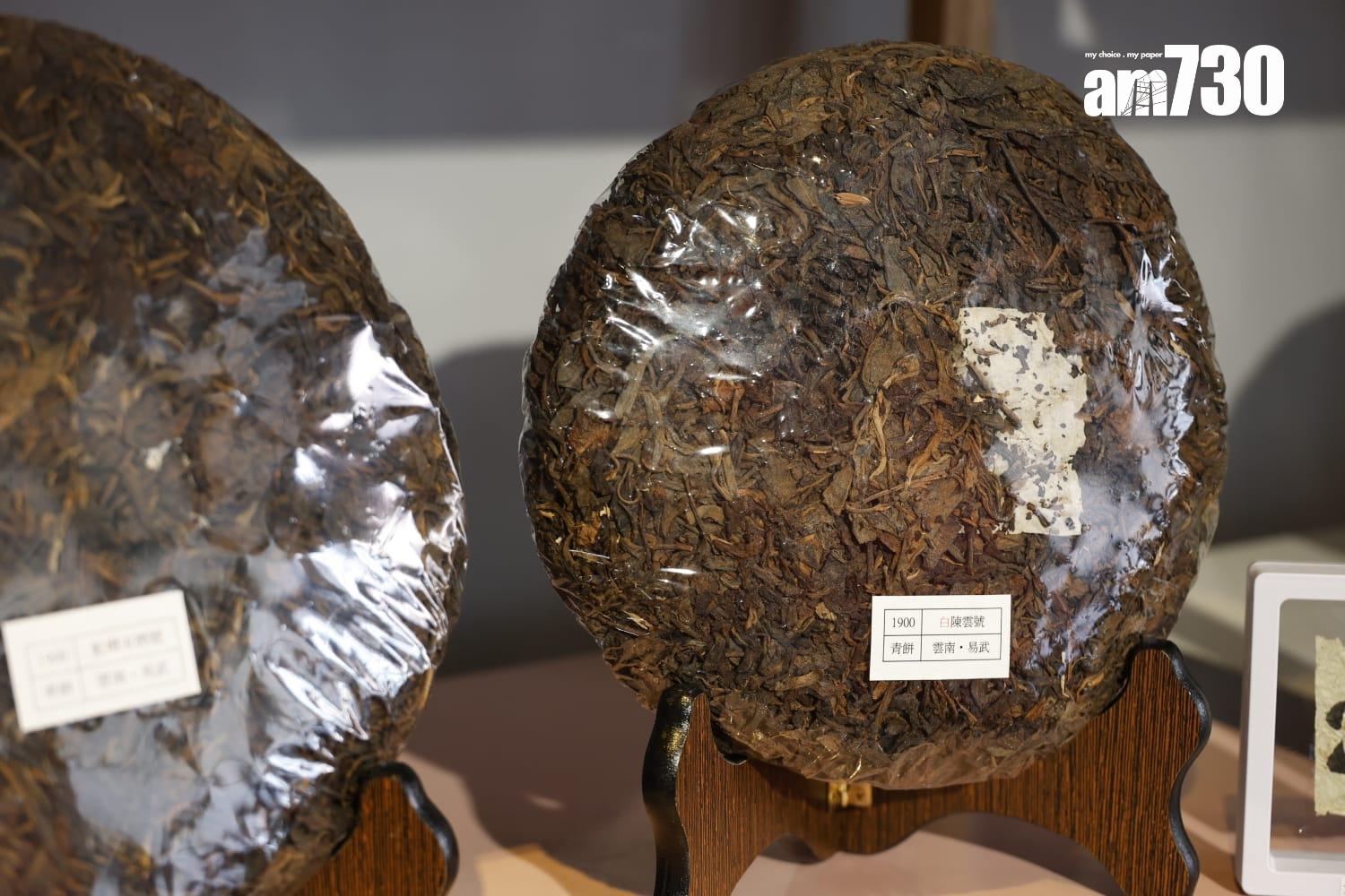 5樓普洱迥廊展覽不同年份普洱茶餅收藏品,圖中為戰前1900年份的普洱茶餅。