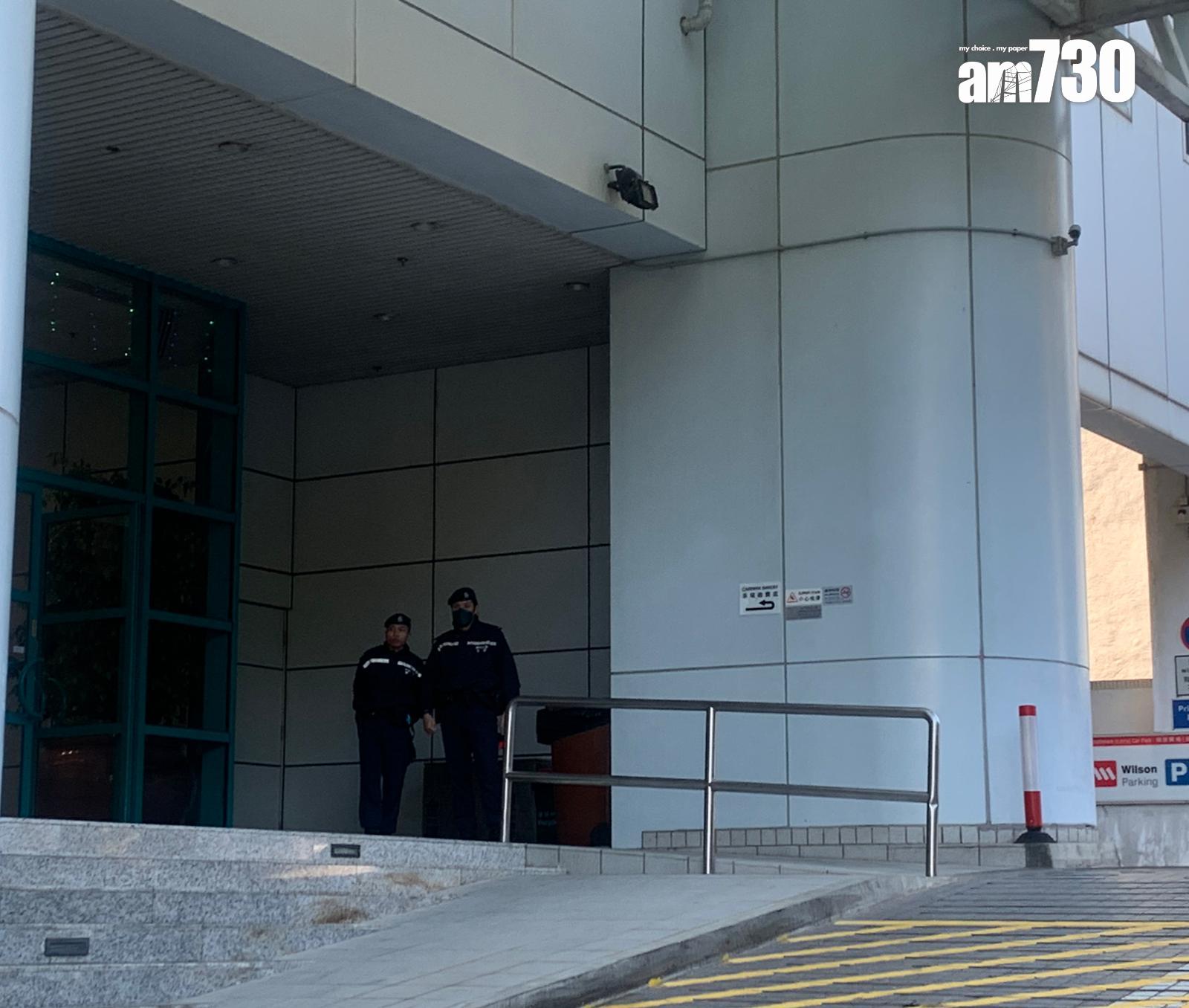 黃竹坑的民研辦公室樓下有警員戒備。(本報記者攝)