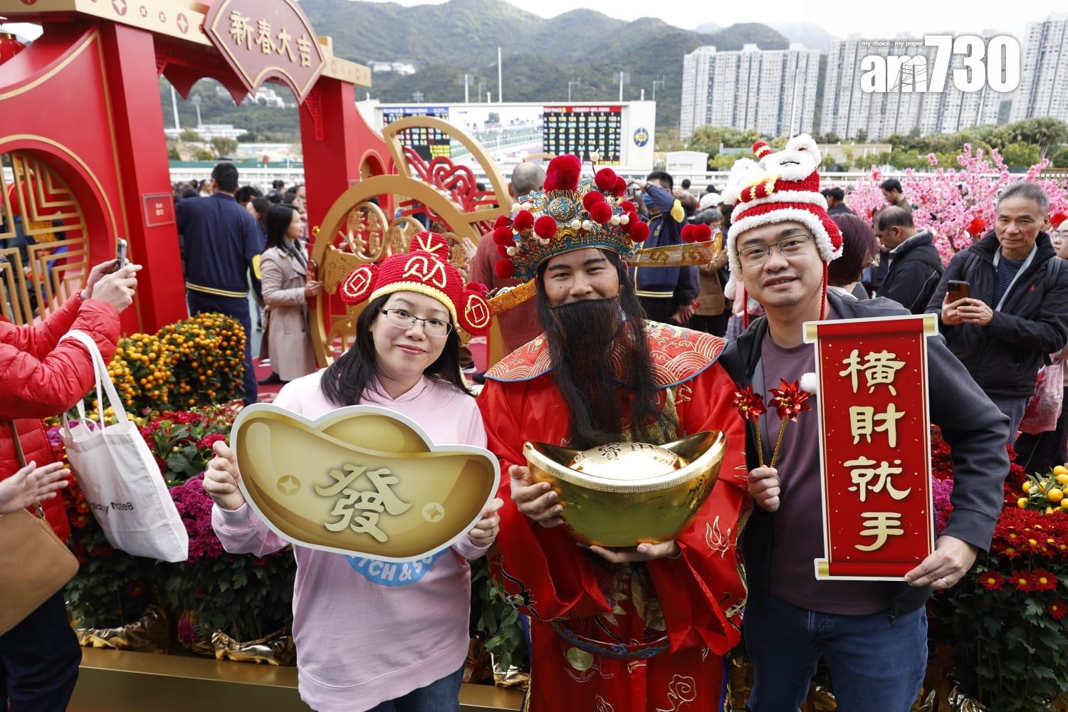 大年初三,沙田馬場迎來了一年一度的農曆新年賽馬日,吸引眾多市民和遊客到場參與。(林俊源攝)