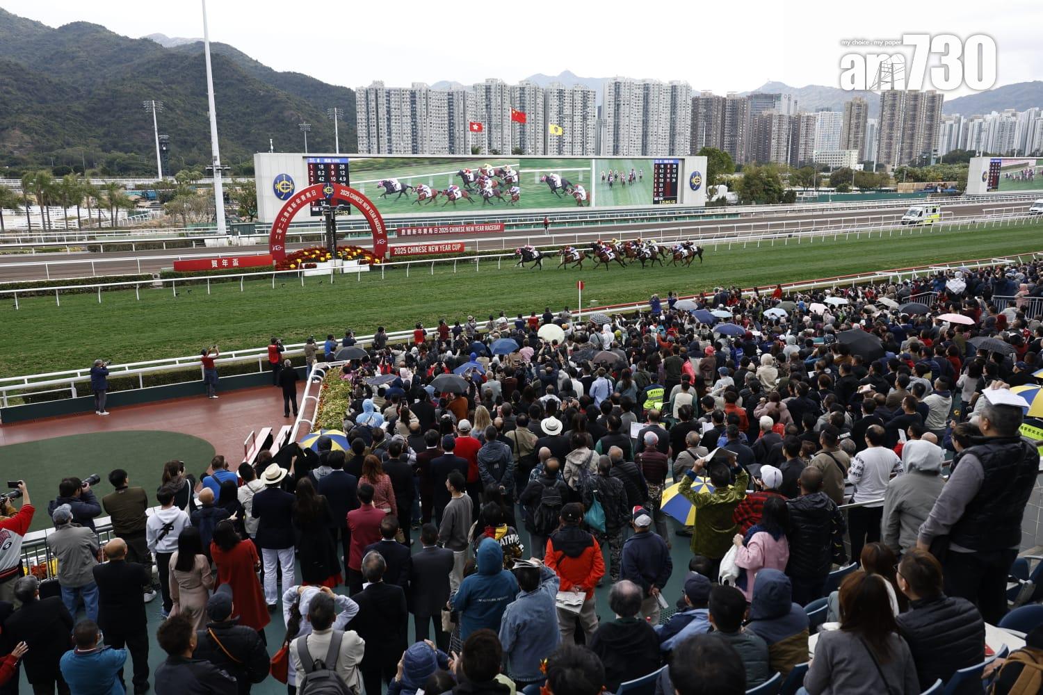 大年初三,沙田馬場迎來了一年一度的農曆新年賽馬日,吸引眾多市民和遊客到場參與。(林俊源攝)