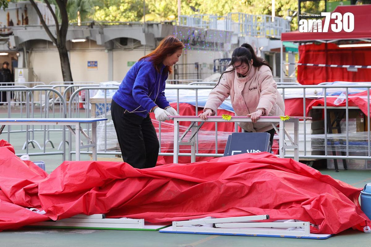 長沙灣年宵市場已經重開,有檔主在場善後。(吳康琦攝)