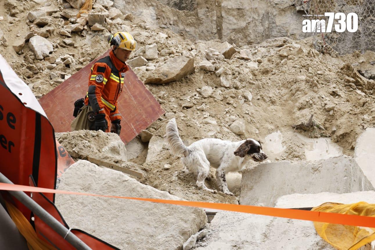 藍田斜坡工程意外,挖泥車翻側撞圍板壓中垃圾車。(林俊源攝)