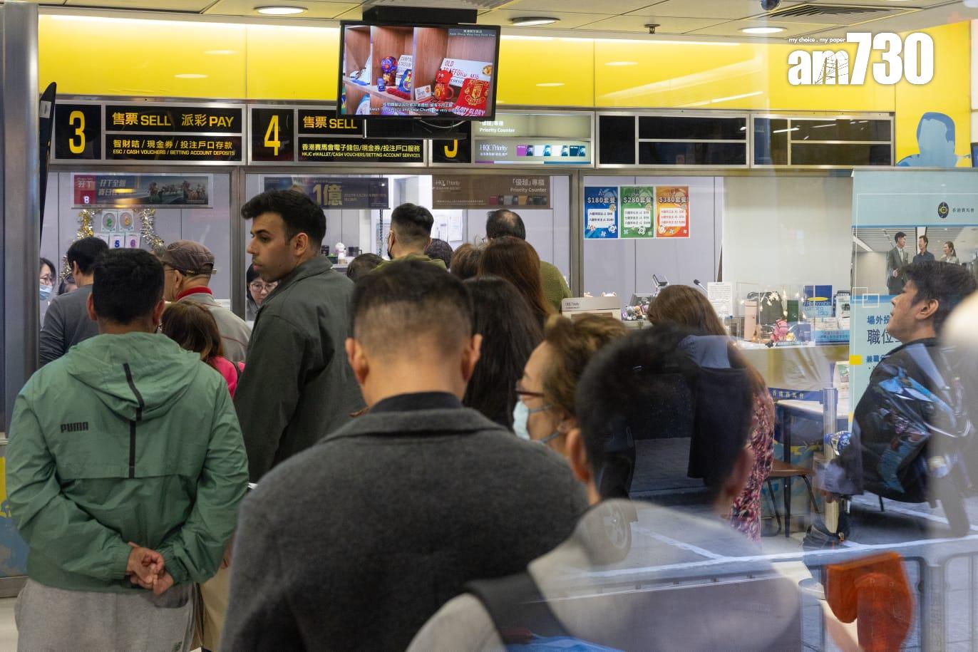 投注站內人潮洶湧。(蘇文傑攝)