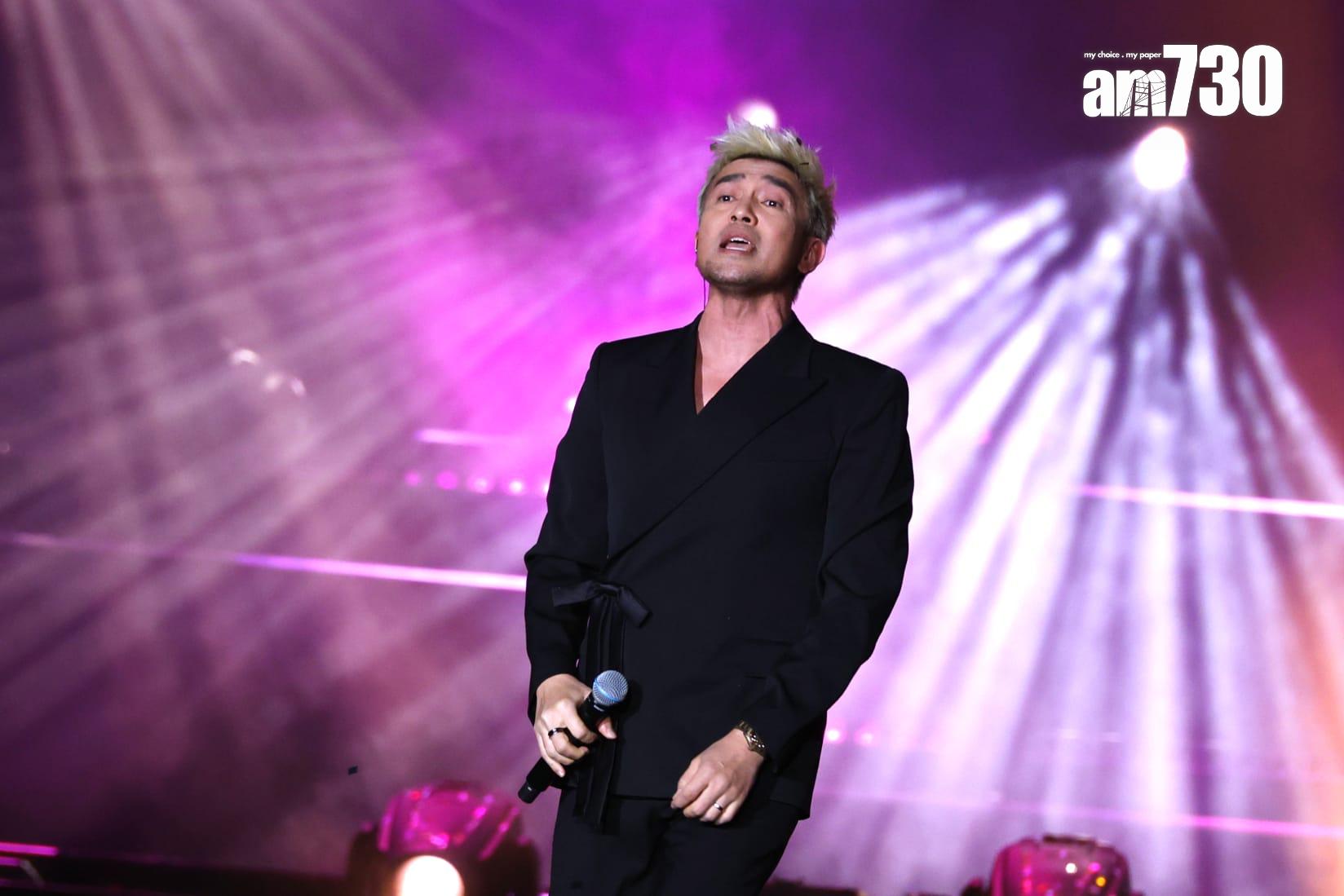 Tim等人就走出小型T-字台唱歌及彈結他,全場high爆。(林俊源攝)