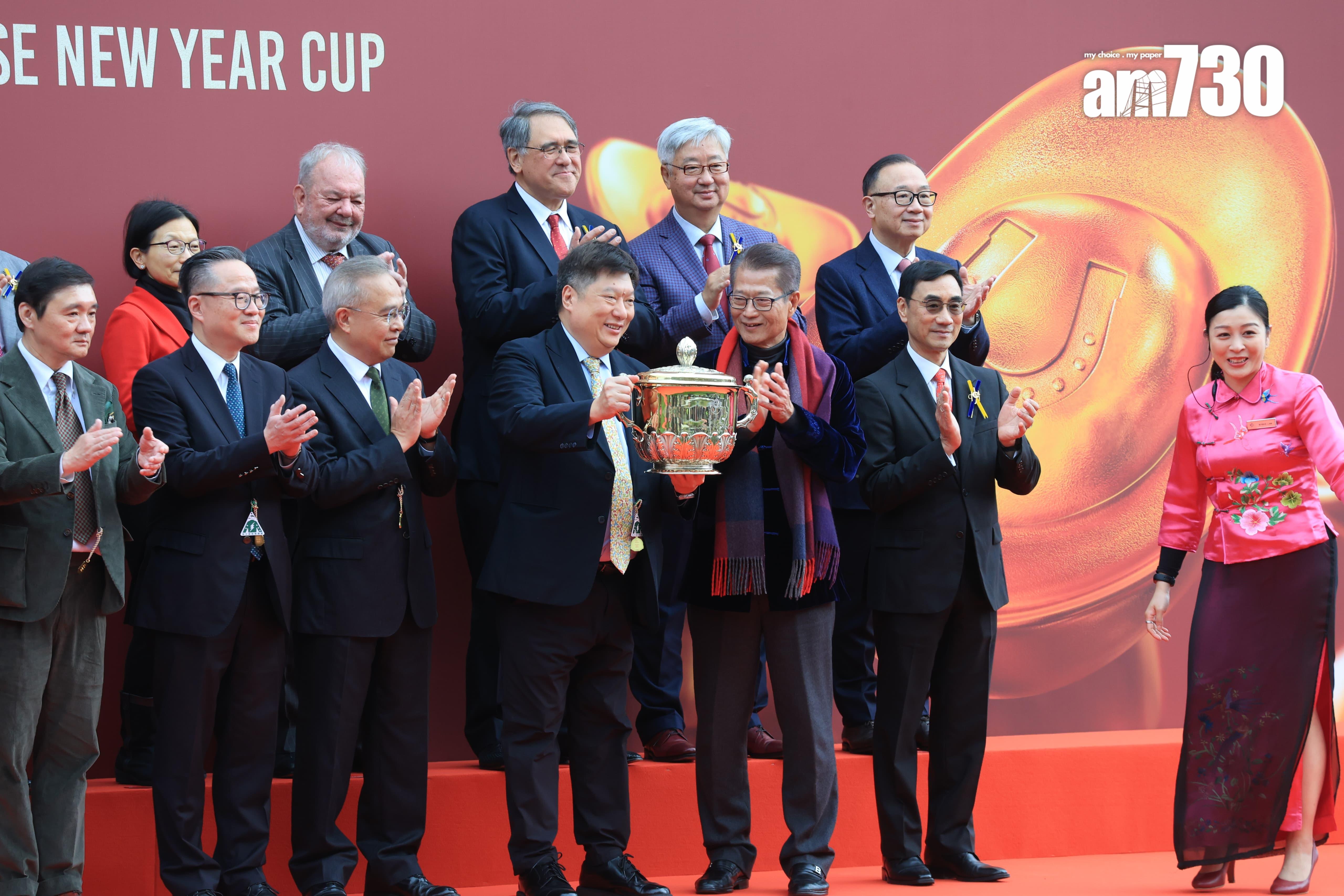 沙田馬場舉行「農曆新年賽馬日」,財政司司長陳茂波分別擔任開幕儀式嘉賓及第八場賽事「賀年盃」頒獎嘉賓(林俊源攝)