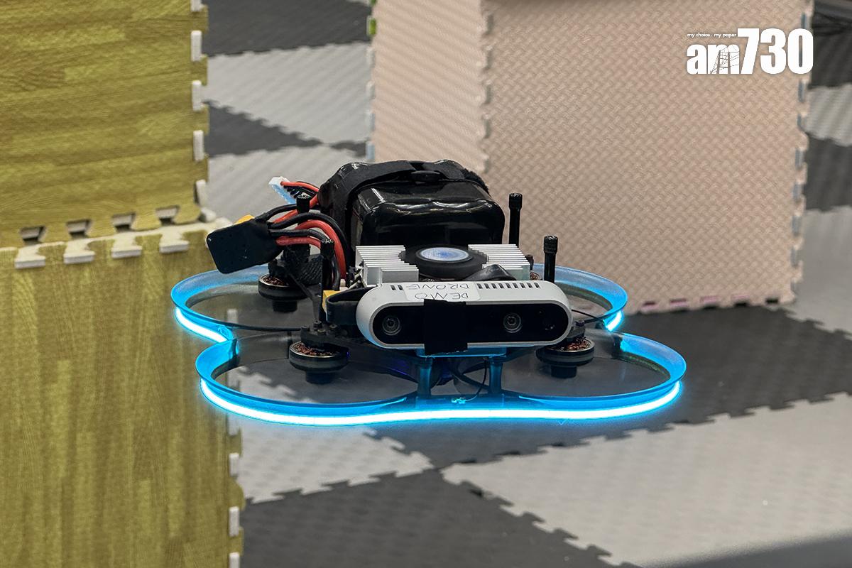 中心展示可自動規劃航線的無人機,能用於隧道檢查和維修等複雜工作。(中通社)