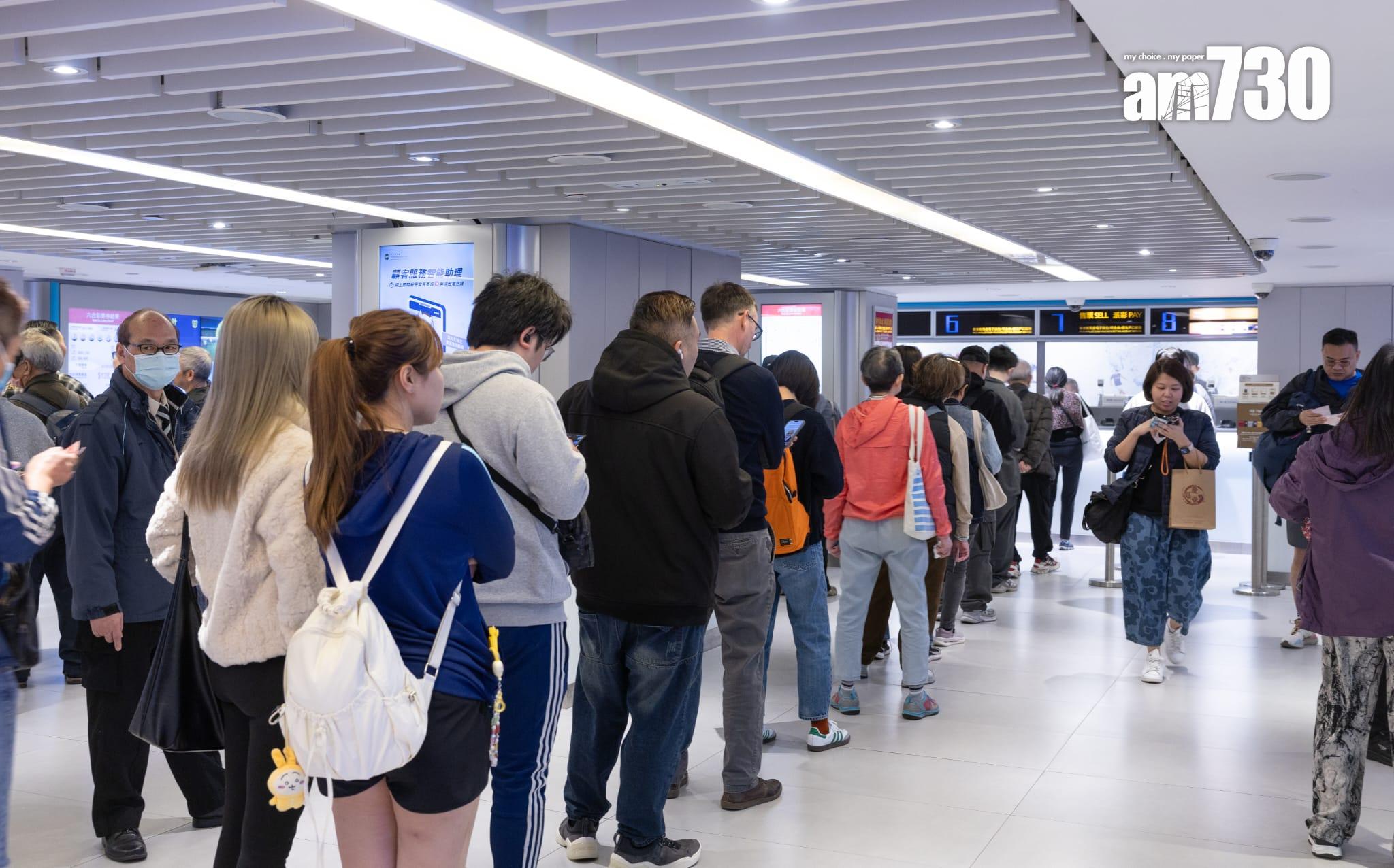 六合彩下期頭獎獎金料高達1.28億元,吸引了不少市民去投注站買票。(蘇文傑攝)