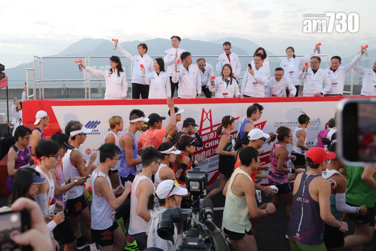 羅淑佩(前排左四)、郭俊峯(前排右三)等主持起步禮。(吳康琦攝)