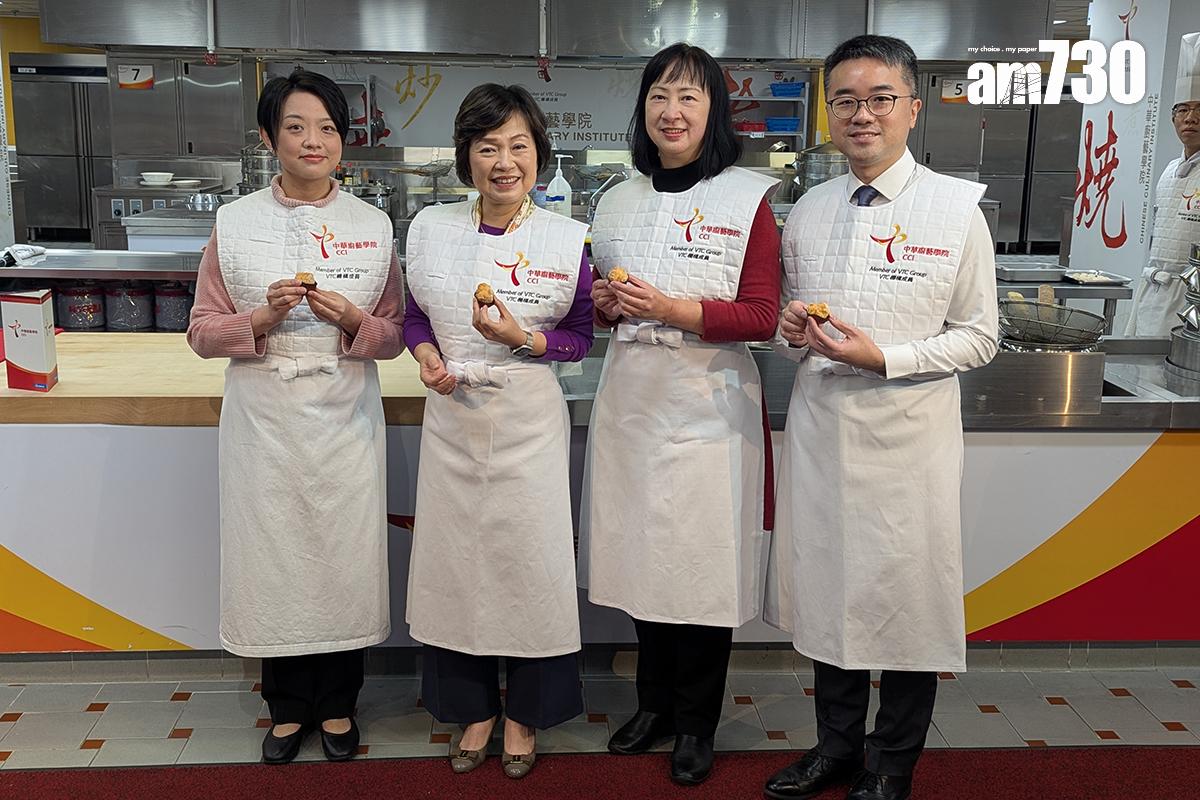 蔡若蓮(左二)等4位教育局主要官員合力製作笑口棗。(羅庸軒攝)