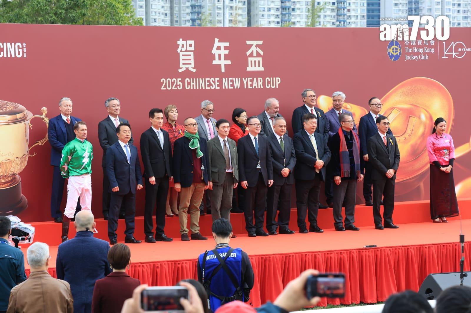 沙田馬場舉行「農曆新年賽馬日」,財政司司長陳茂波分別擔任開幕儀式嘉賓及第八場賽事「賀年盃」頒獎嘉賓(林俊源攝)