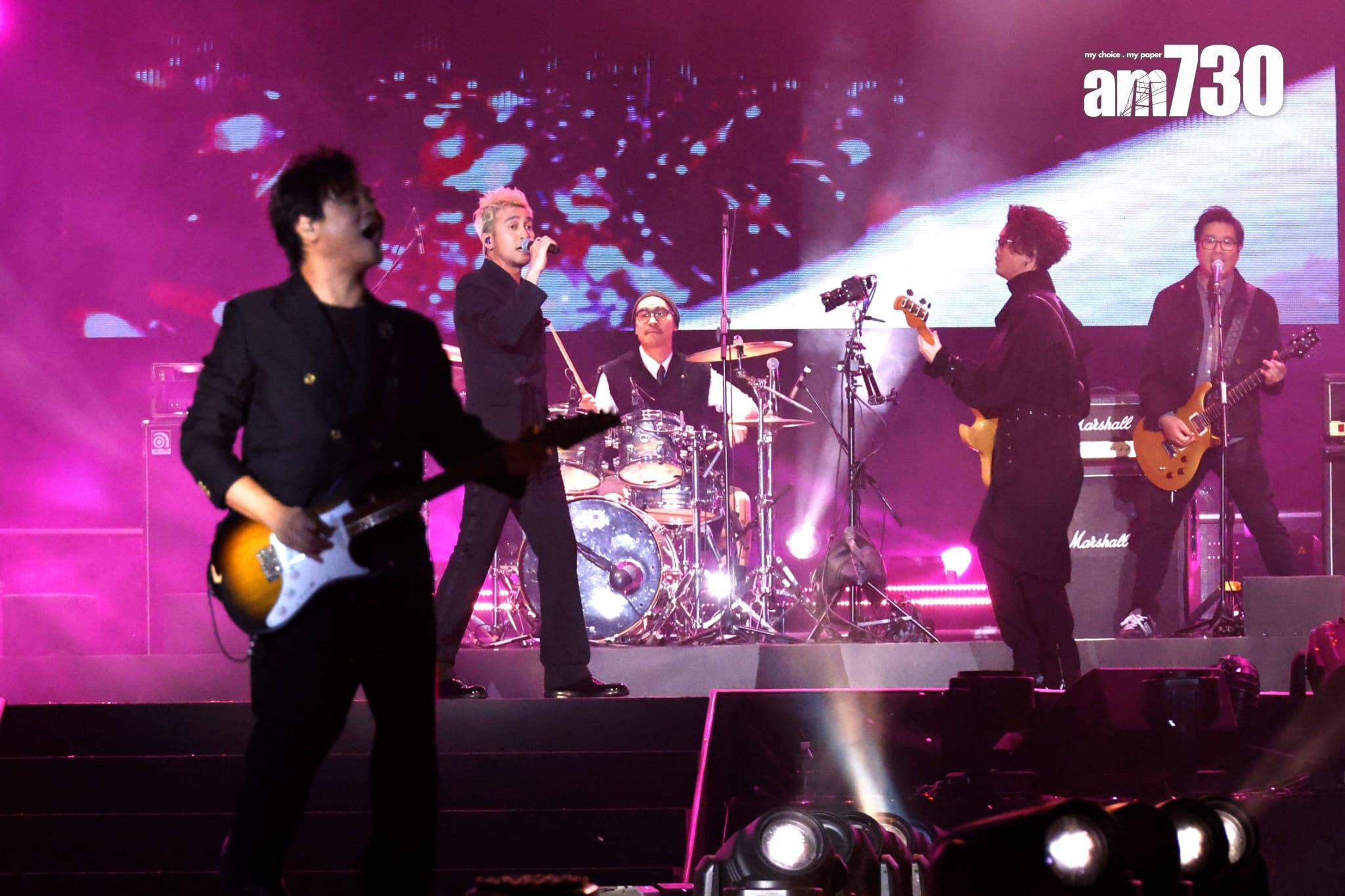 Tim等人就走出小型T-字台唱歌及彈結他,全場high爆。(林俊源攝)