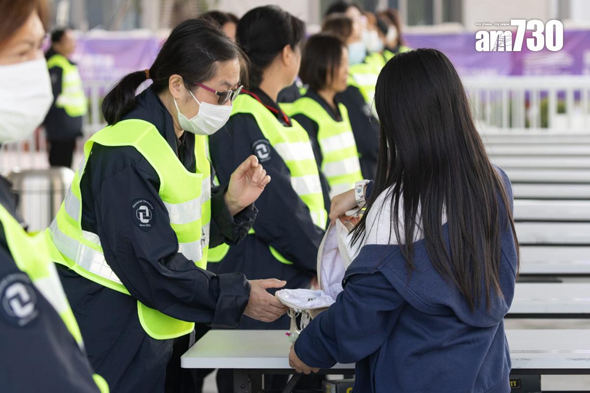 觀眾入場前需要接受安全檢查,相關櫃位未見人龍。(蘇文傑攝)