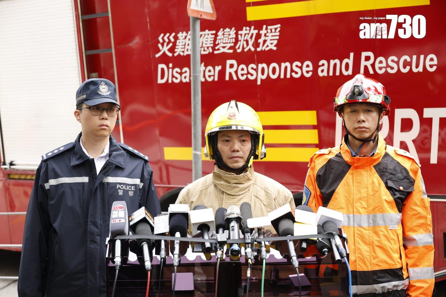 藍田斜坡工程意外,挖泥車翻側撞圍板壓中垃圾車。(林俊源攝)