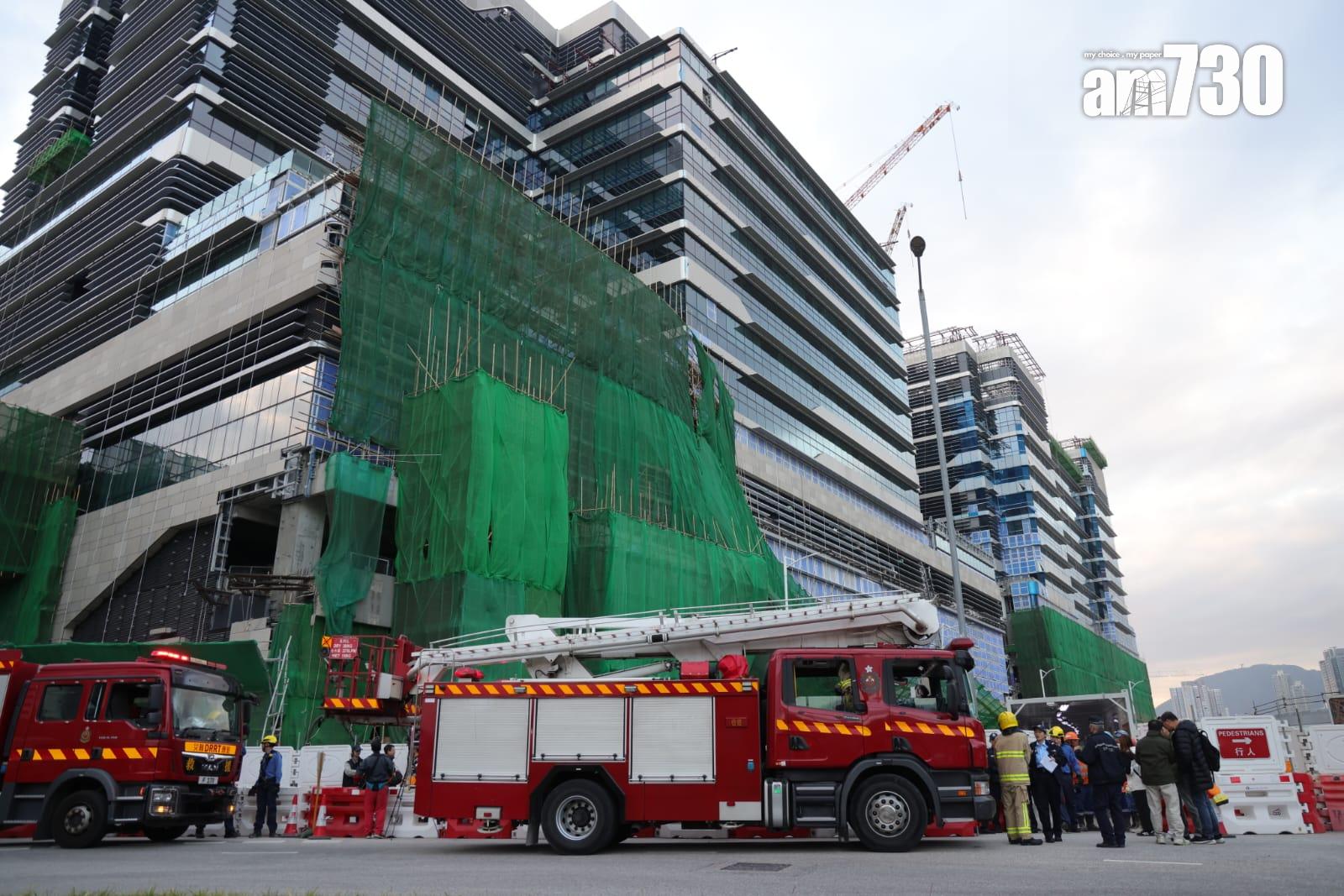 啟德醫院地盤發生棚架倒塌工業意外,消防處共派出14輛消防車到場。(吳康琦攝)