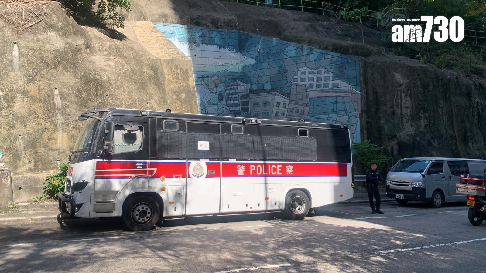 鍾庭耀涉協助被通緝者鍾劍華,被帶走調查