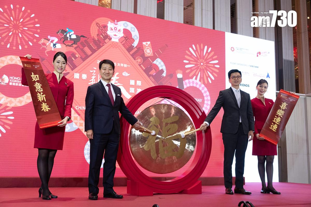 彭耀佳(左二)期望花車巡遊為蛇年賀歲盛事打響頭炮;右二為林紹波。(蘇文傑攝)