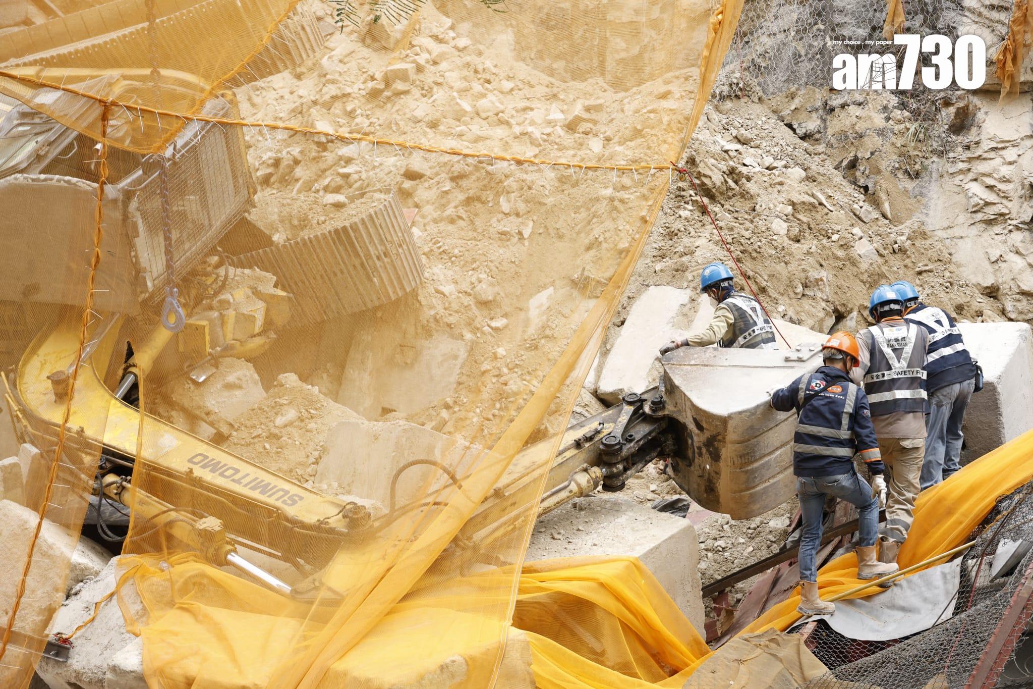 藍田康華苑對開連德道斜坡工地意外,垃圾車內一名乘客被夾車內,消防員正在場拯救。(林俊源攝)