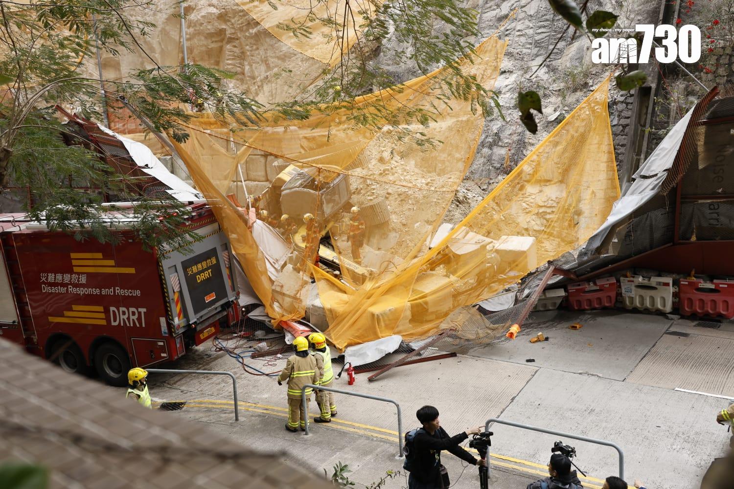 藍田康華苑對開連德道斜坡工地意外,垃圾車內一名乘客被夾車內,消防員正在場拯救。(林俊源攝)