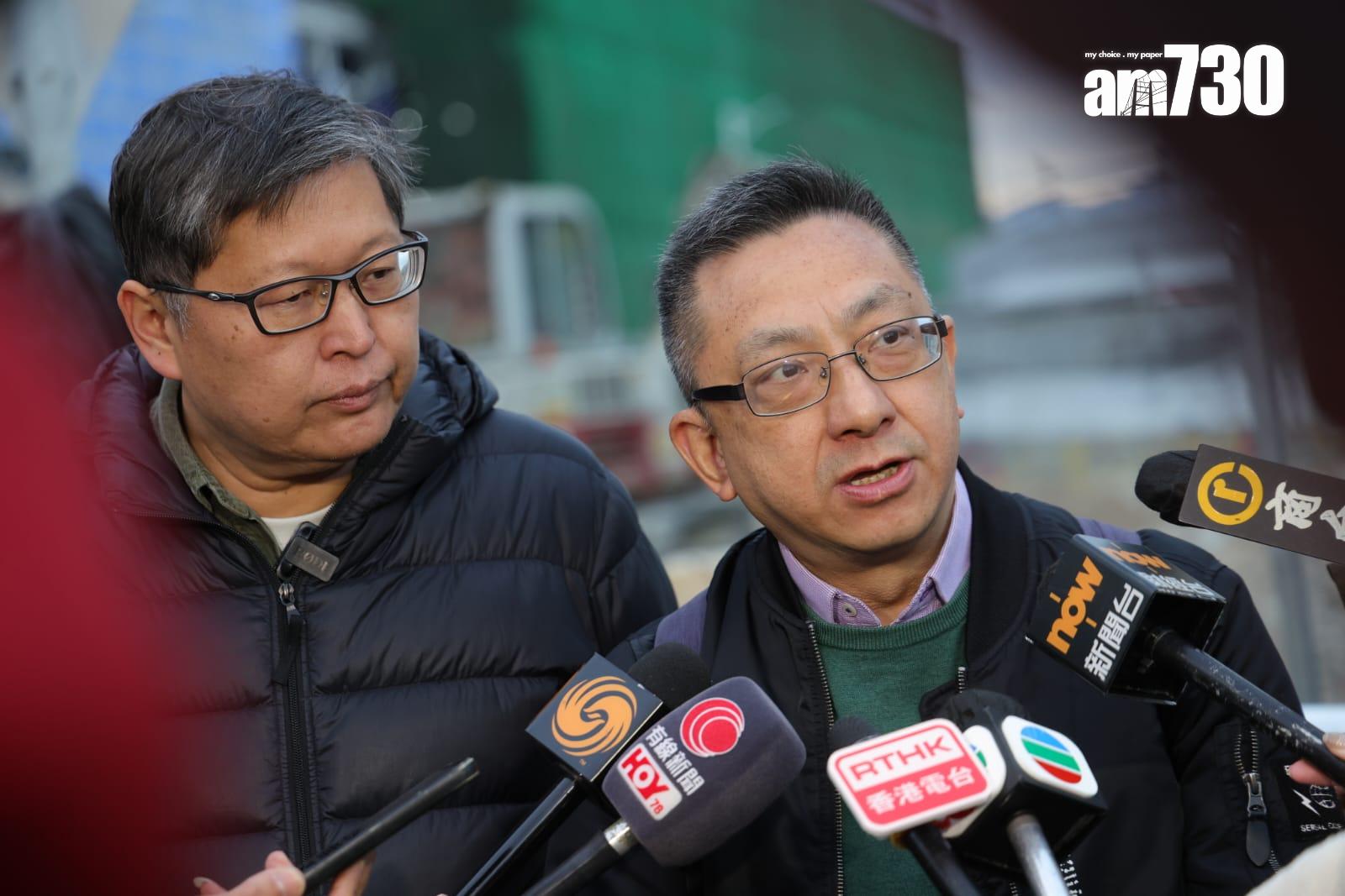 葉偉明(右)指,棚架是整幅塌下,即使工友有佩戴安全帶都難保安全。(吳康琦攝)