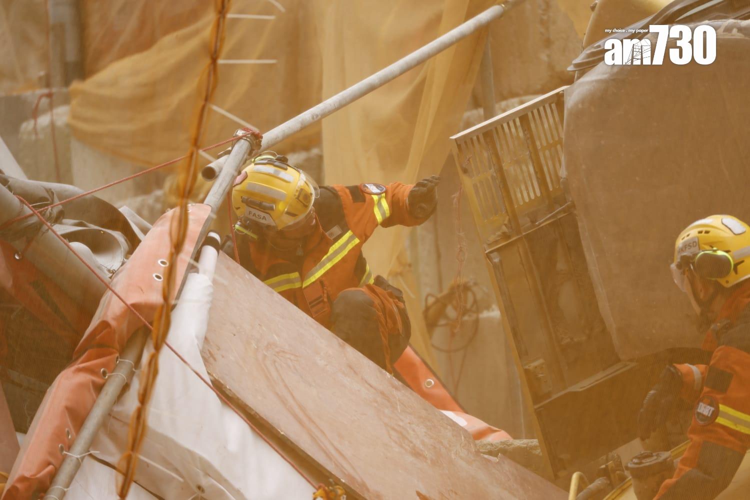 藍田康華苑對開連德道斜坡工地意外,垃圾車內一名乘客被夾車內,消防員正在場拯救。(林俊源攝)