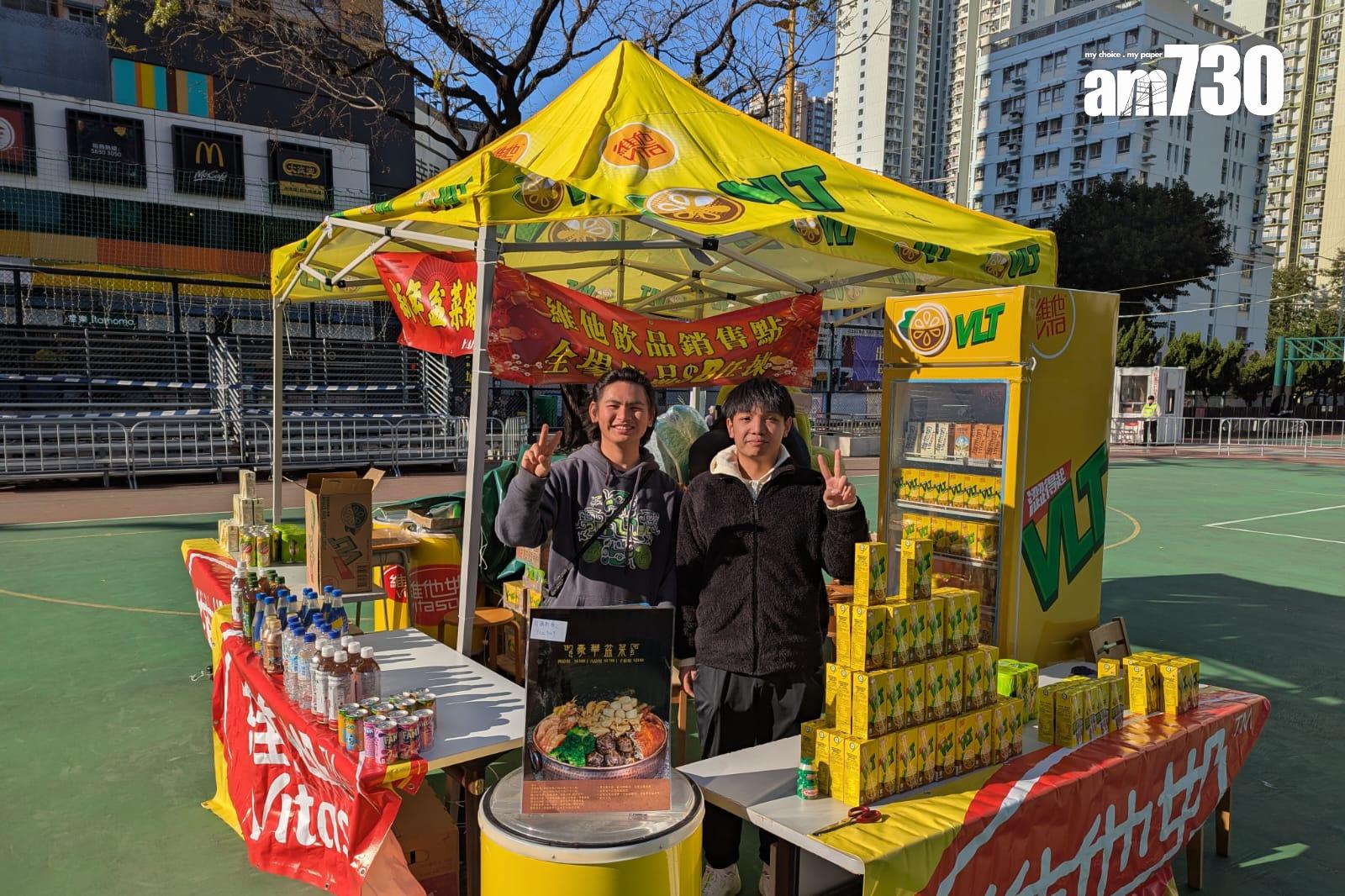 曾先生(左)稱其攤檔損毀程度輕微。(羅庸軒攝)