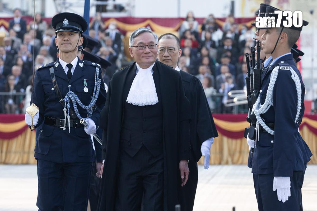 張舉能(中)在典禮前檢閱警察儀仗隊。(蘇文傑攝)