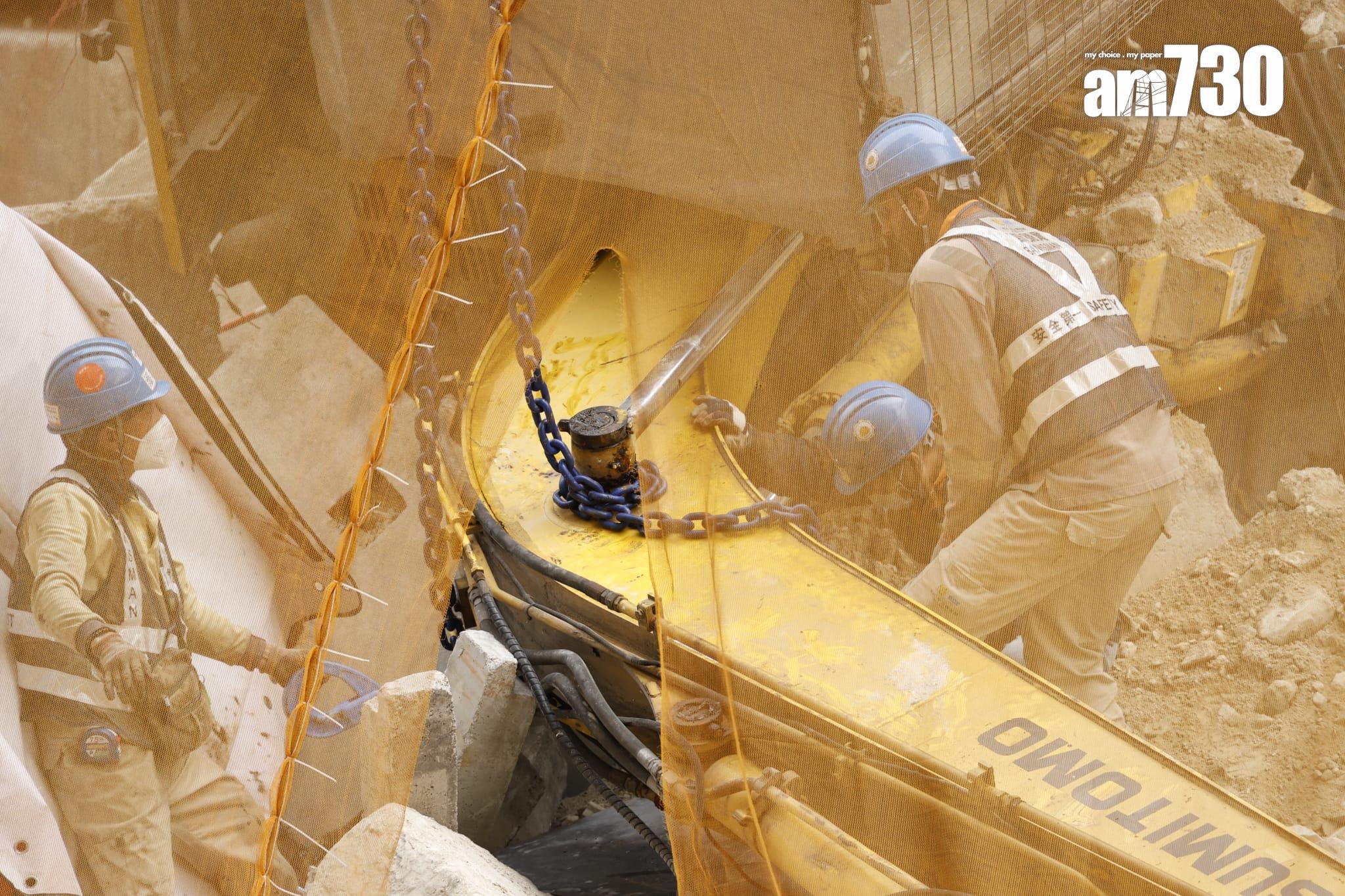 藍田康華苑對開連德道斜坡工地意外,垃圾車內一名乘客被夾車內,消防員正在場拯救。(林俊源攝)