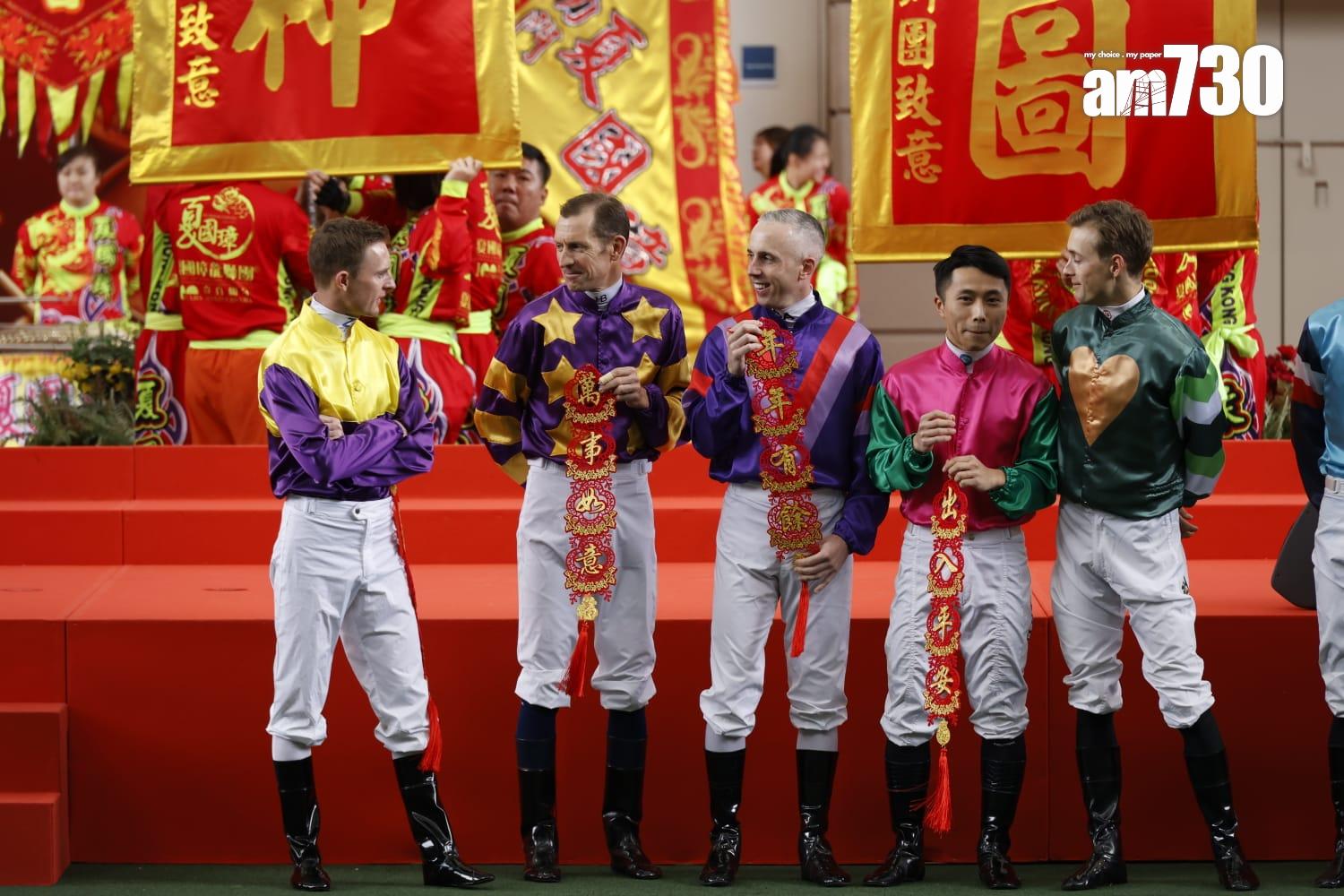 農曆新年賽馬日由財政司司長陳茂波等主持開幕典禮,並聯同馬會高層為醒獅點睛,騎師們也向觀眾拜年。(林俊源攝)