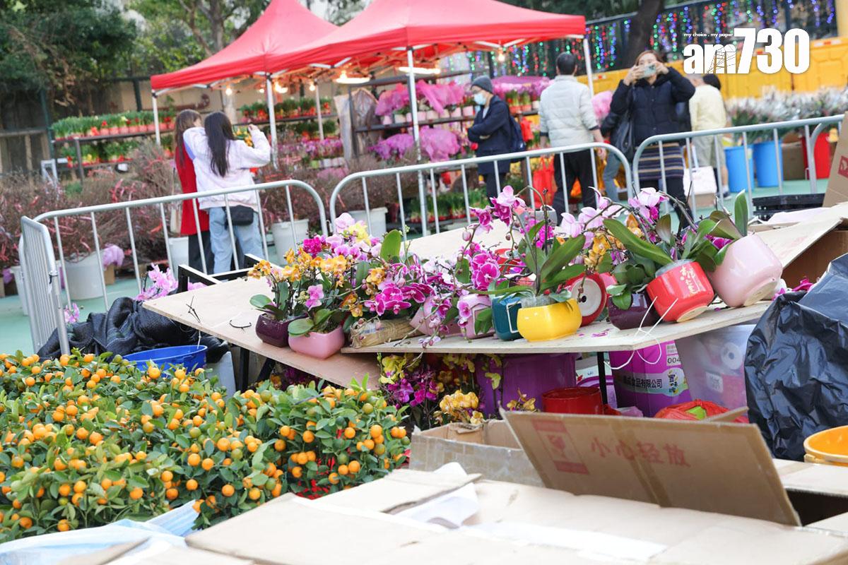 長沙灣年宵市場已經重開,場內部分懷疑受強風吹散的貨物被堆疊或圍起。(吳康琦攝)