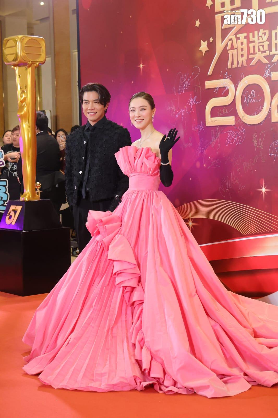 王敏奕在紅地毯上化身pink lady。(吳康琦攝)