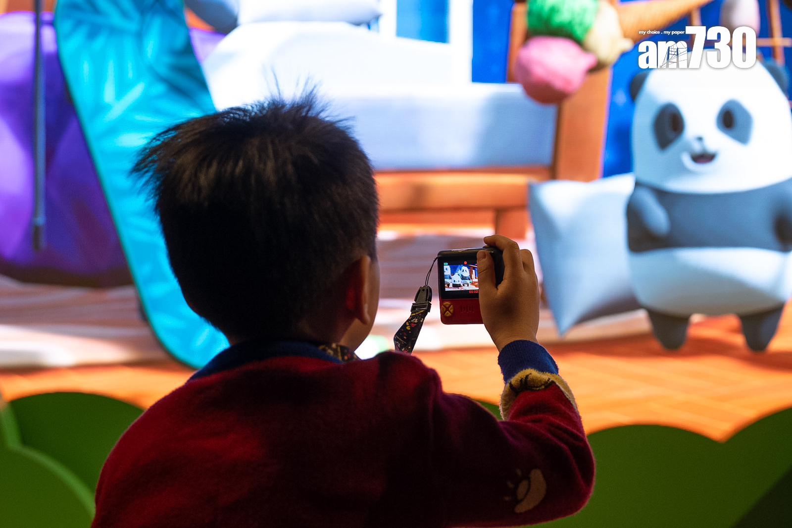 海洋公園由年初一起開放全新活動「大熊貓雙星道」互動劇場,遊人可透過螢幕與大熊貓「家姐」和「細佬」一同互動。(林靄怡攝)