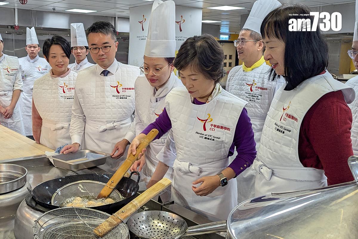 蔡若蓮(右二)撈起炸完嘅笑口棗。(羅庸軒攝)