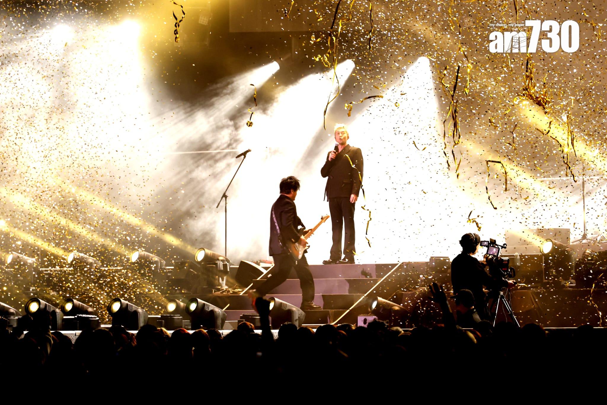 Tim等人就走出小型T-字台唱歌及彈結他,全場high爆。(林俊源攝)