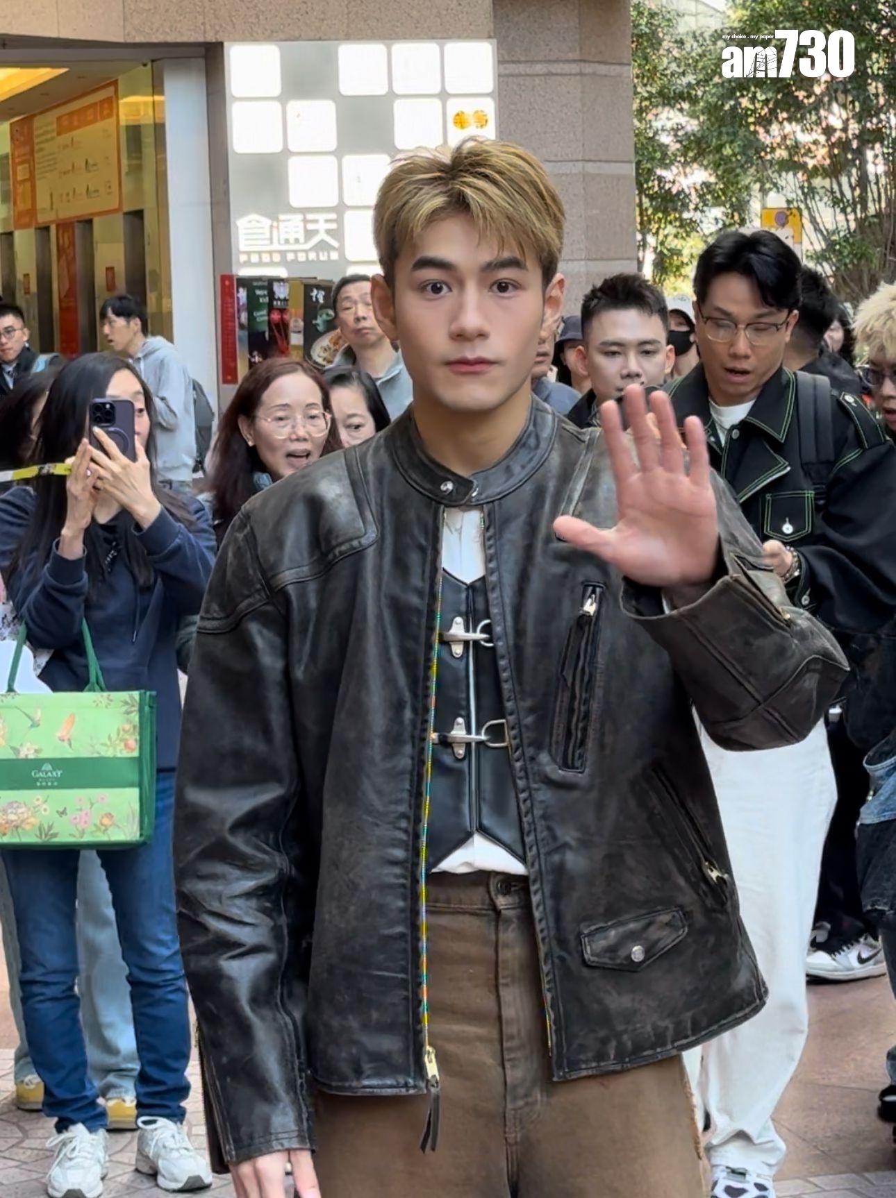 魏浚笙今日快閃港九四區,宣傳2025年首支單曲《孤獨美食家》。 (娛樂組攝)