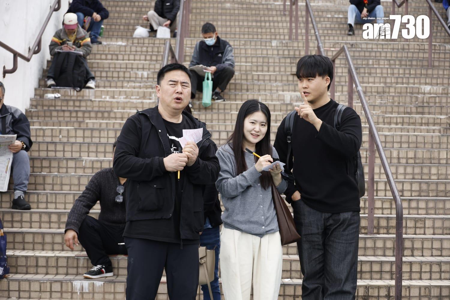 大年初三,沙田馬場迎來了一年一度的農曆新年賽馬日,吸引眾多市民和遊客到場參與。(林俊源攝)