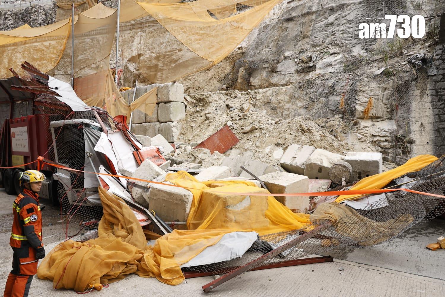 藍田斜坡工程意外,挖泥車翻側撞圍板壓中垃圾車。(林俊源攝)